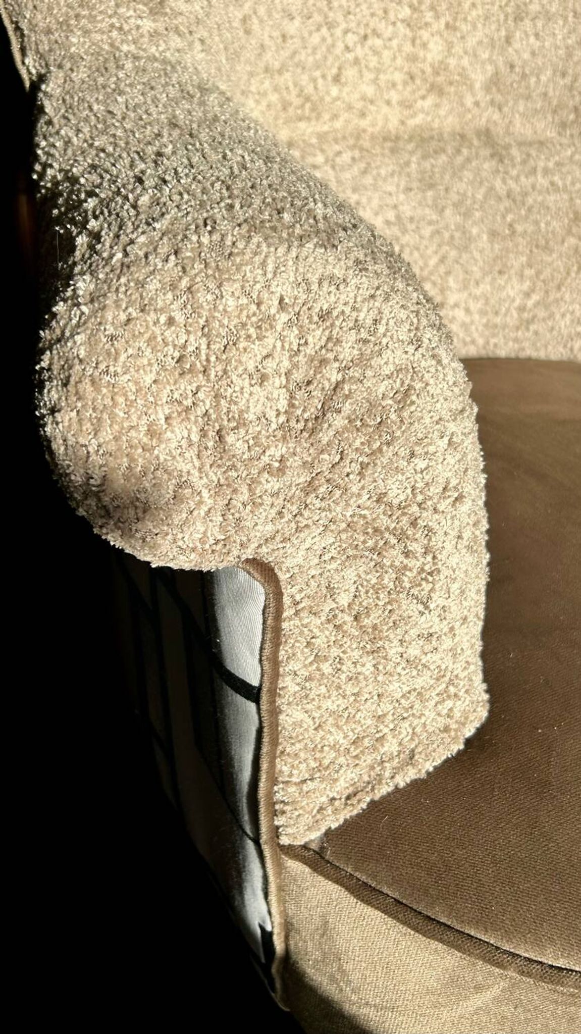 Paire fauteuils crapauds beige tissu bouclette et son repose pieds
