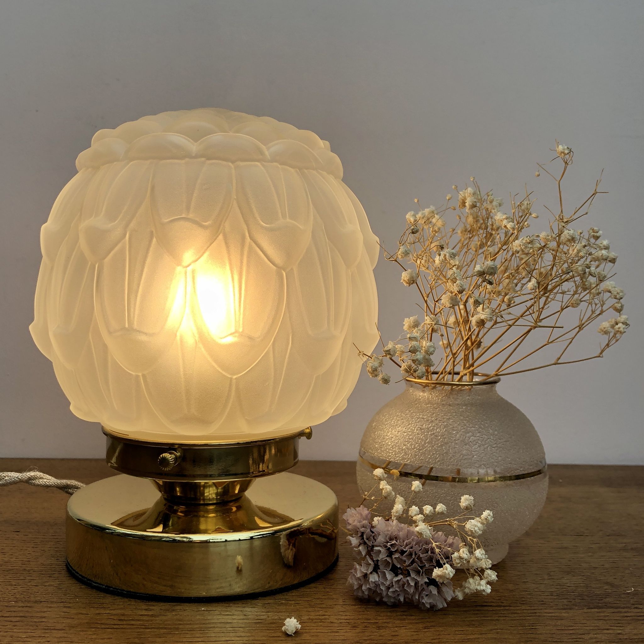 Lampe à poser globe vintage art déco en verre dépoli