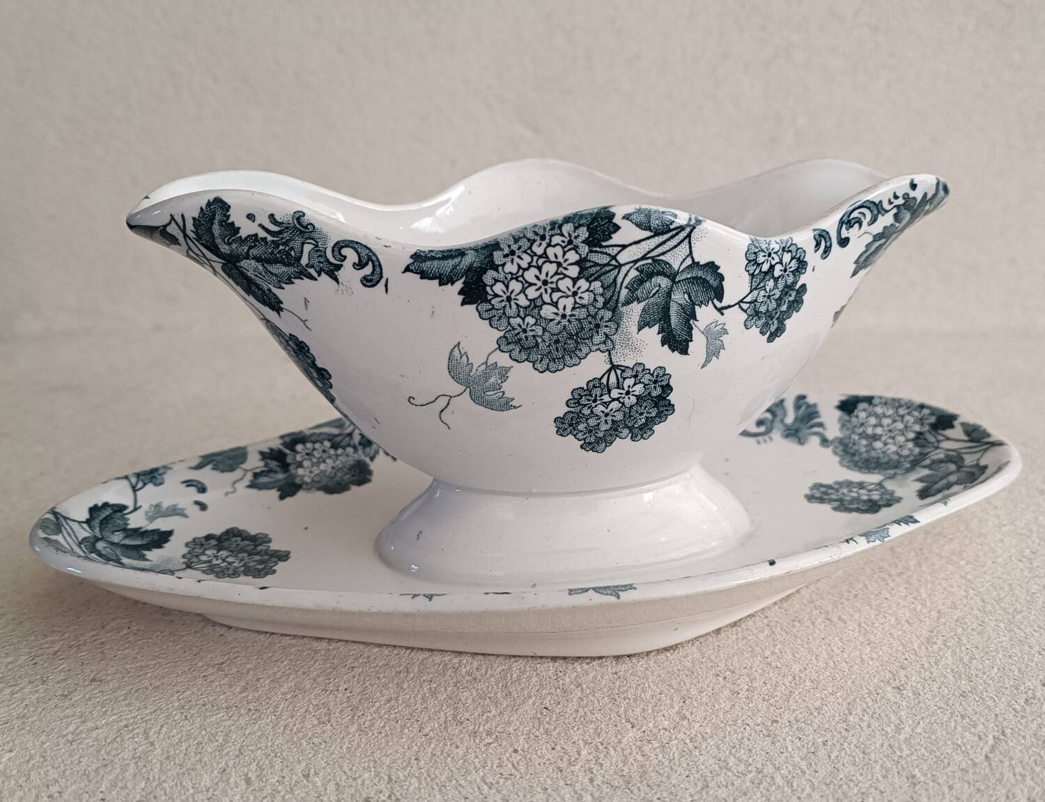 Iron earth gravy boat Snowball