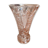 Vase en cristal taillé sur piédouche
