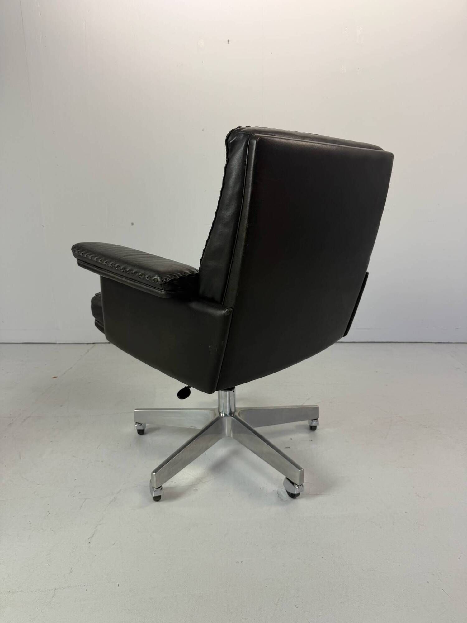 Vintage Leather Swivel Armchair De Sede DS 35, Switzerland, 1970s