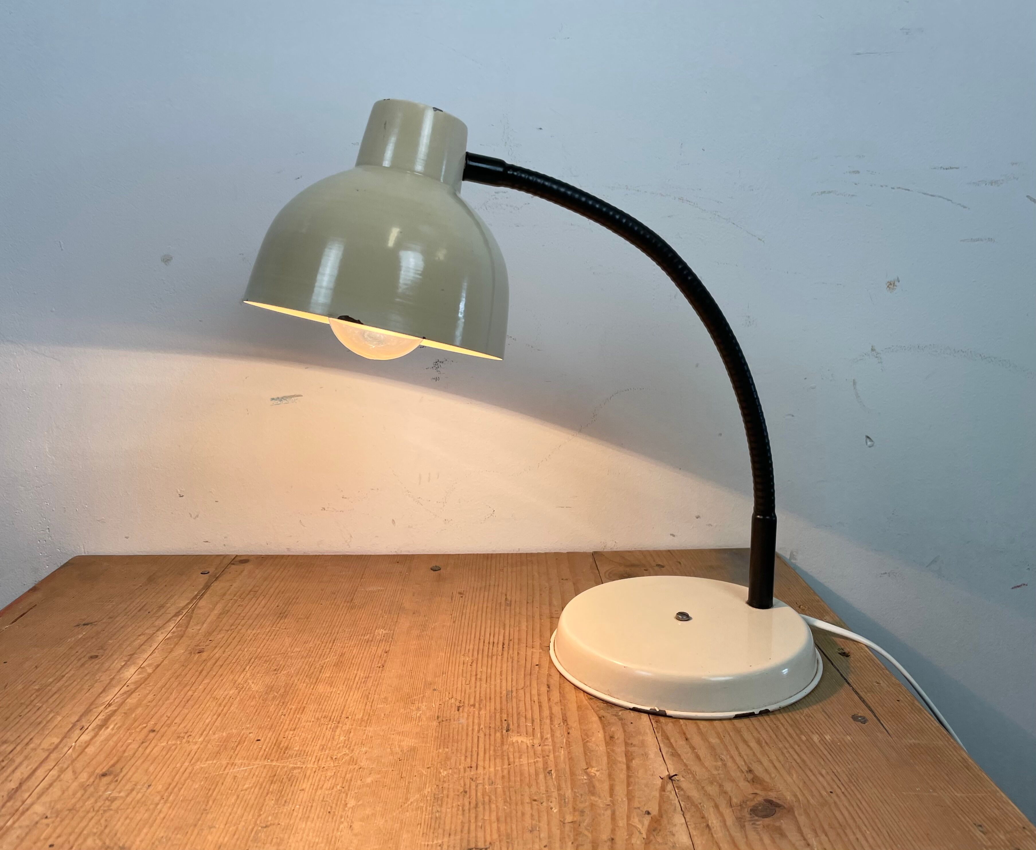 Beige industrial gooseneck table lamp, 1960s