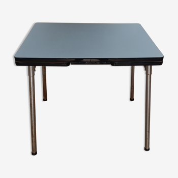 Table en formica bleu