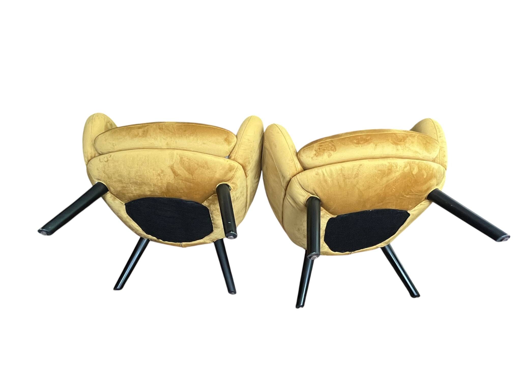 Vintage pair of mustard velvet armchairs from the 20th century.