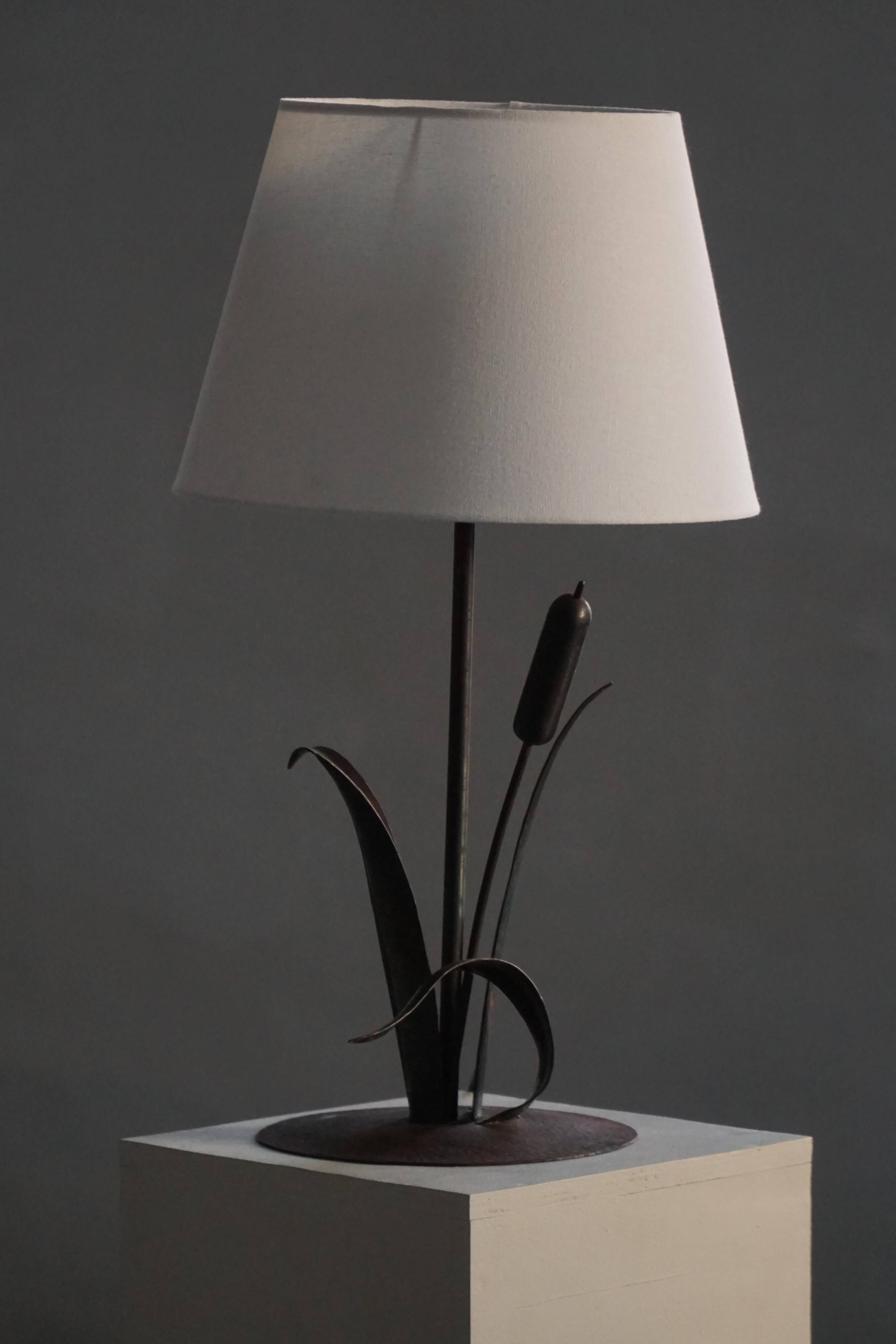 Handcrafted table lamp in wrought iron, organic shape, mid-20th century, 1940s.