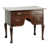 Élégant lowboy en chêne anglais du XVIIIe siècle avec une apparence luxueuse.