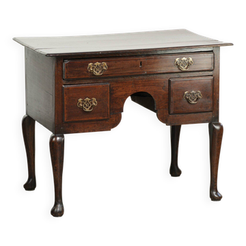 Élégant lowboy en chêne anglais du XVIIIe siècle avec une apparence luxueuse.