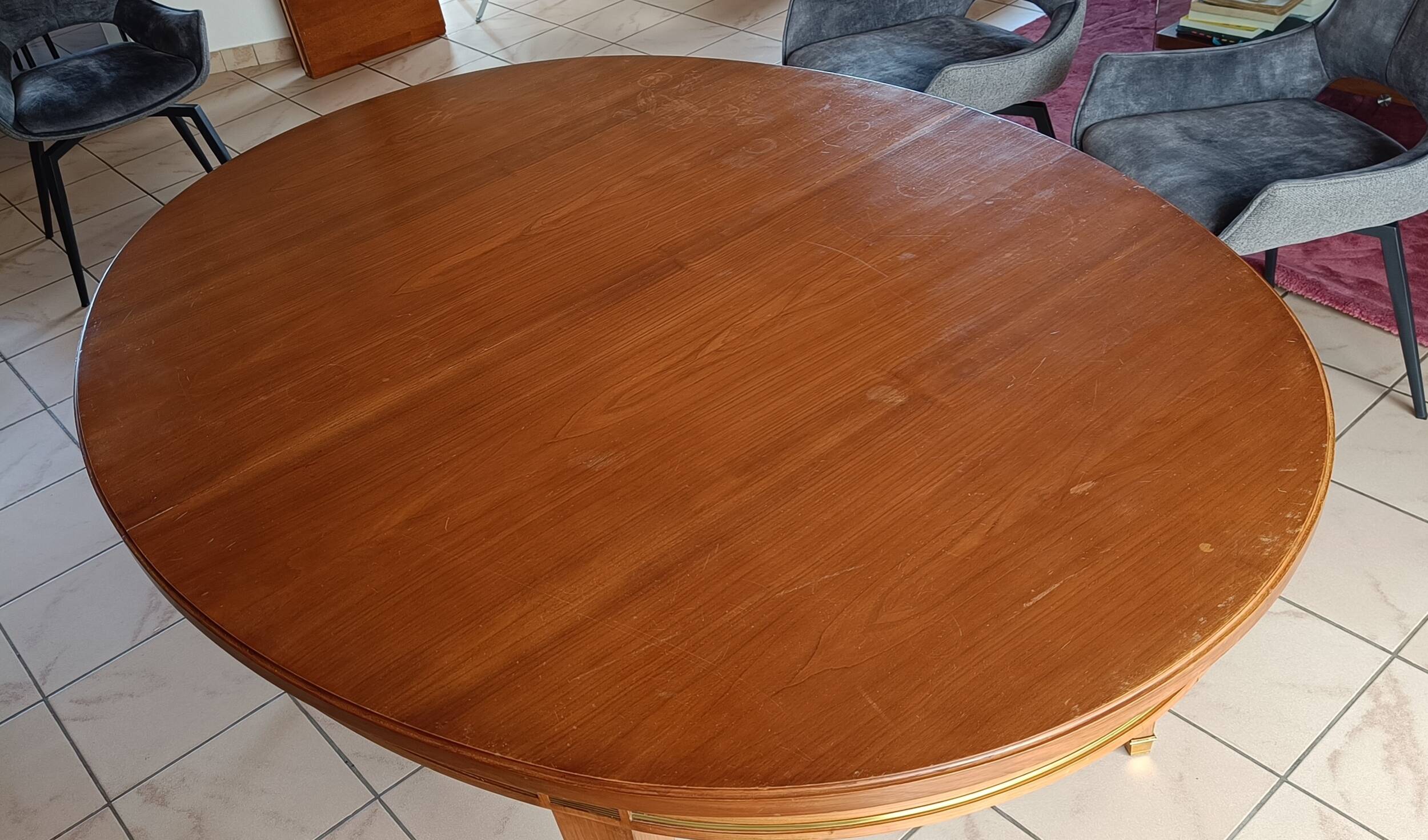 Extendable dining table in Empire style