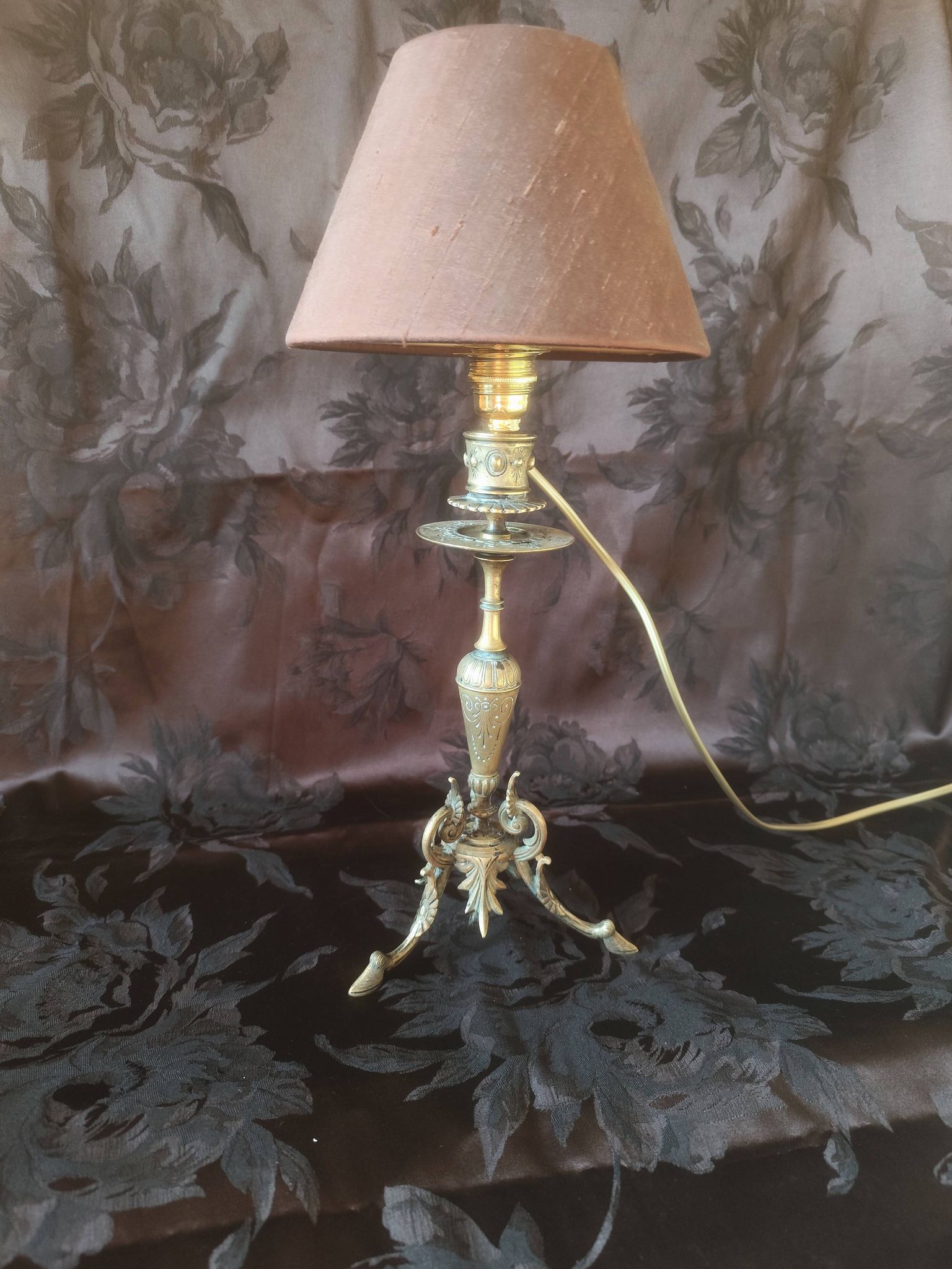 Lampe bougeoir électrifiée, lampe de table bronze tripode pattes de chèvres
