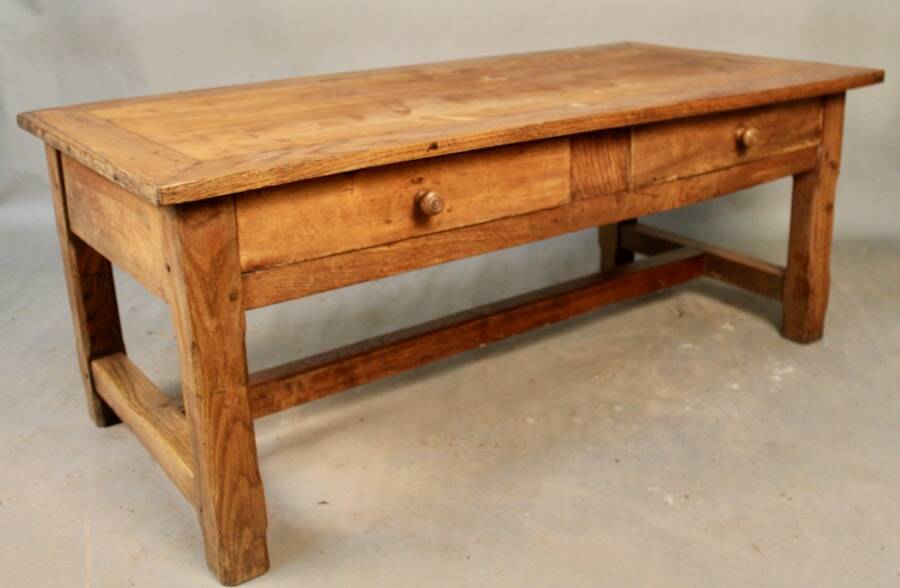 Opening oak coffee table with 2 drawers