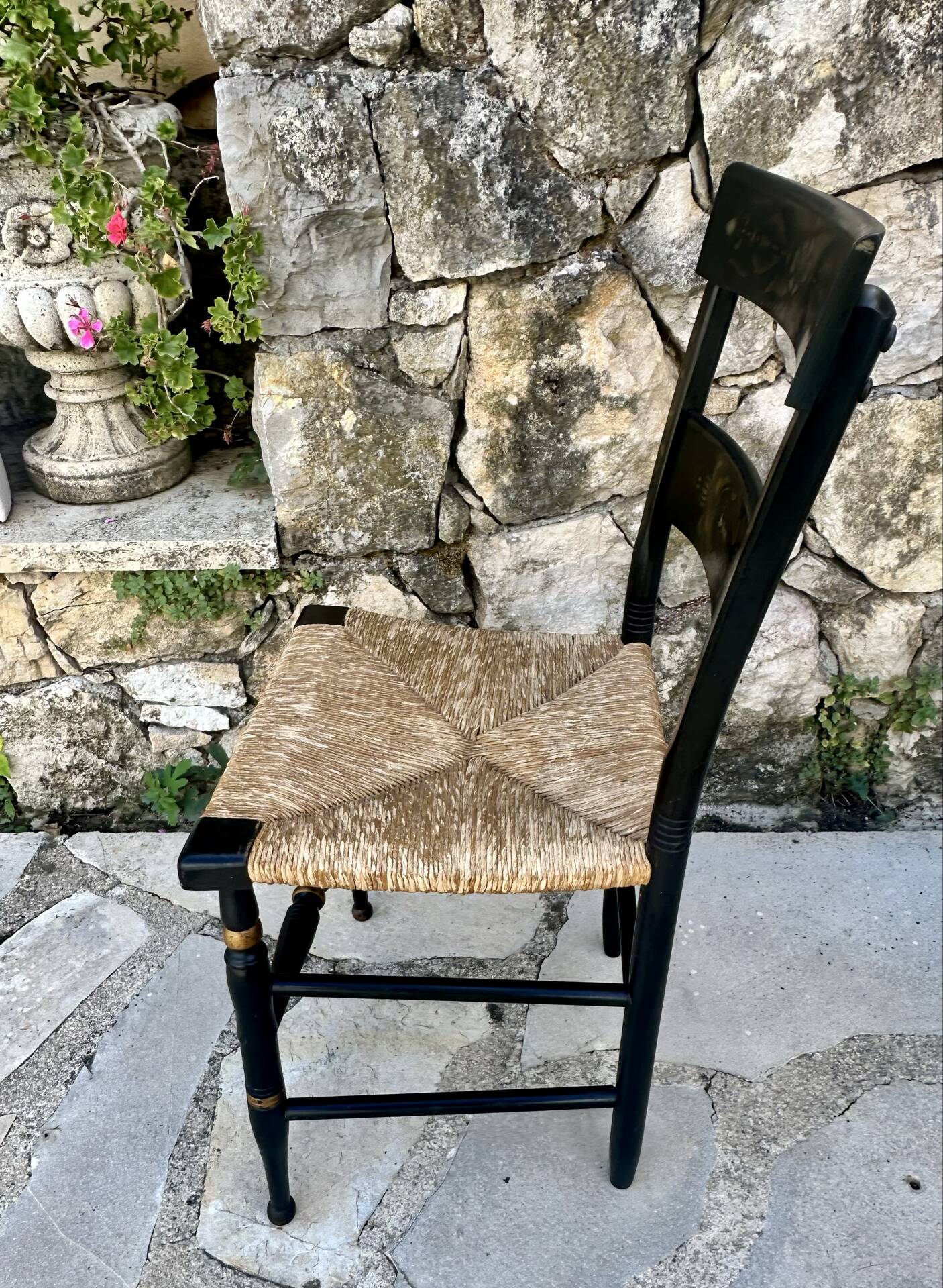 Chaise en bois peint dans le goût d’Hitchcock.