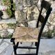 Chaise en bois peint dans le goût d’Hitchcock.