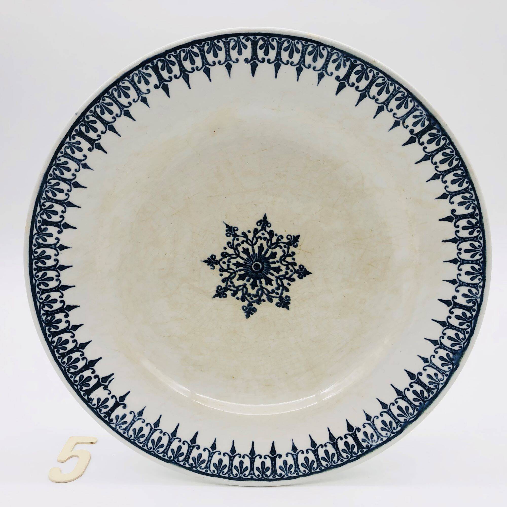 Series of 6 mismatched dinner plates.