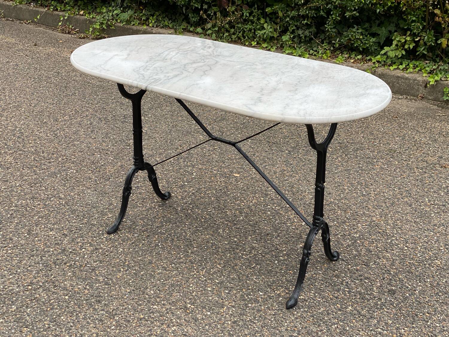 Oval marble and black steel bistro table for 4 people 120cm