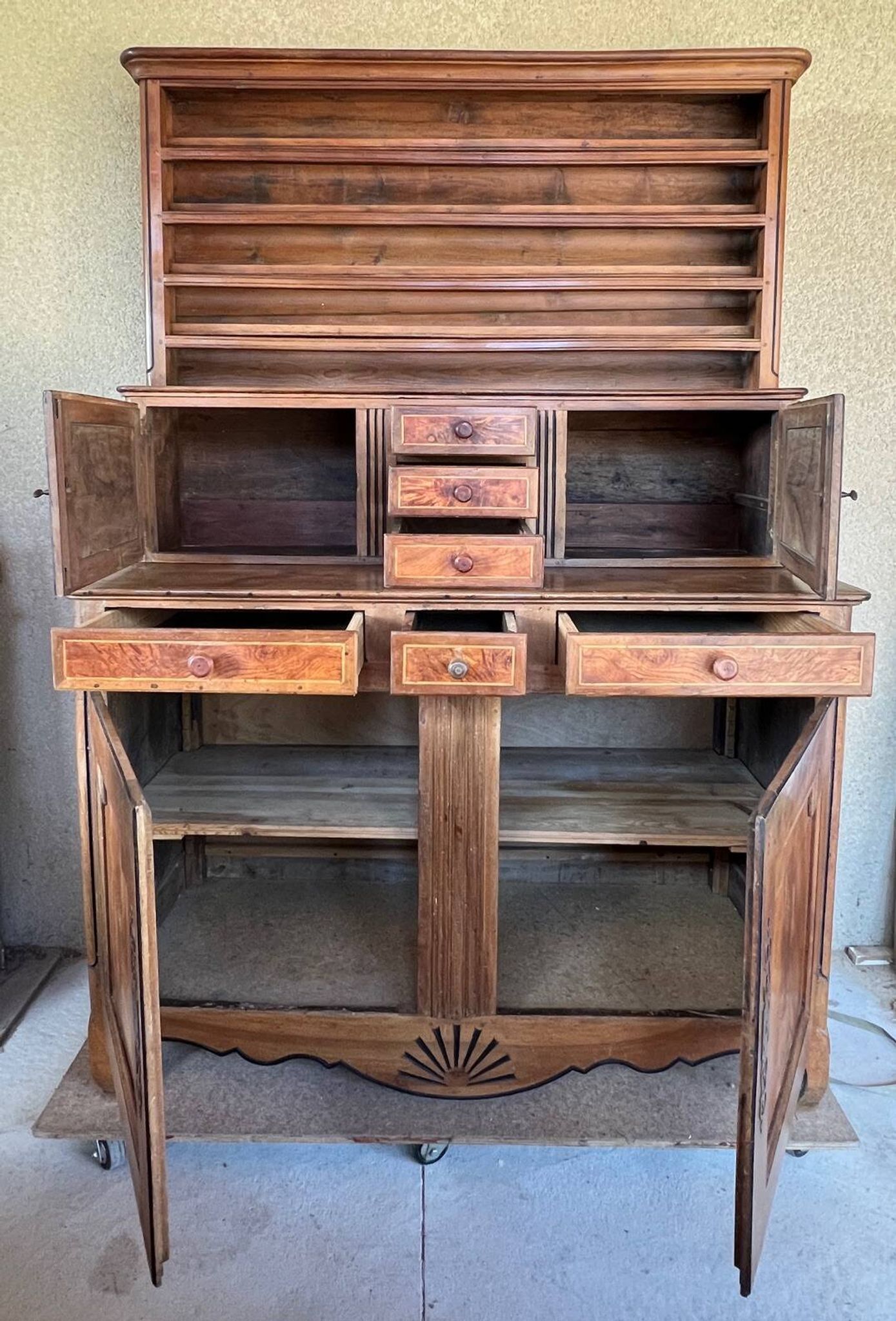 Vaisselier Dauphinois XIXe en merisier, buffet 2 corps
