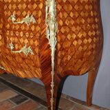 Commode de style Louis XV en marqueterie de cube