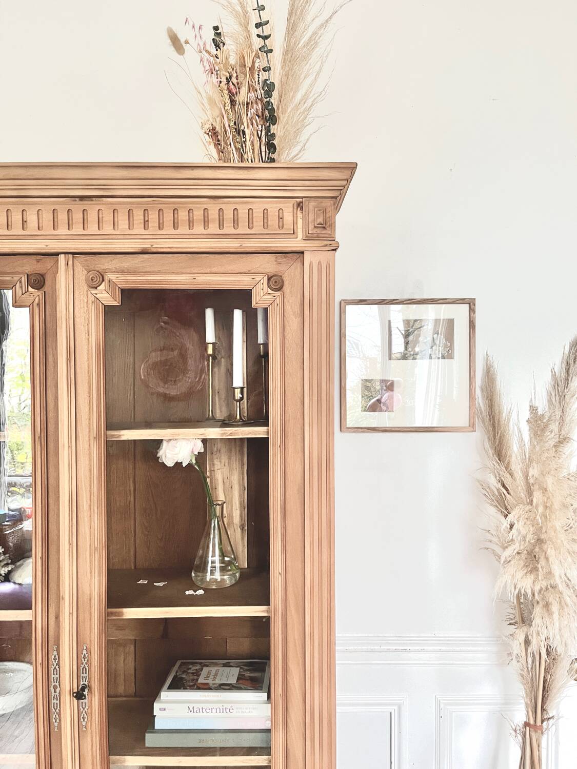 Glass cabinet from the early 20th century.