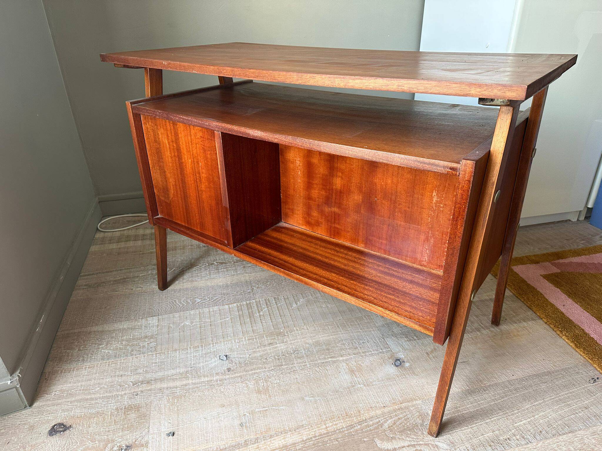 Bureau en bois du milieu du siècle