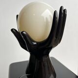 Lampe a poser vintage 1980 mains enserrant boule verre blanche