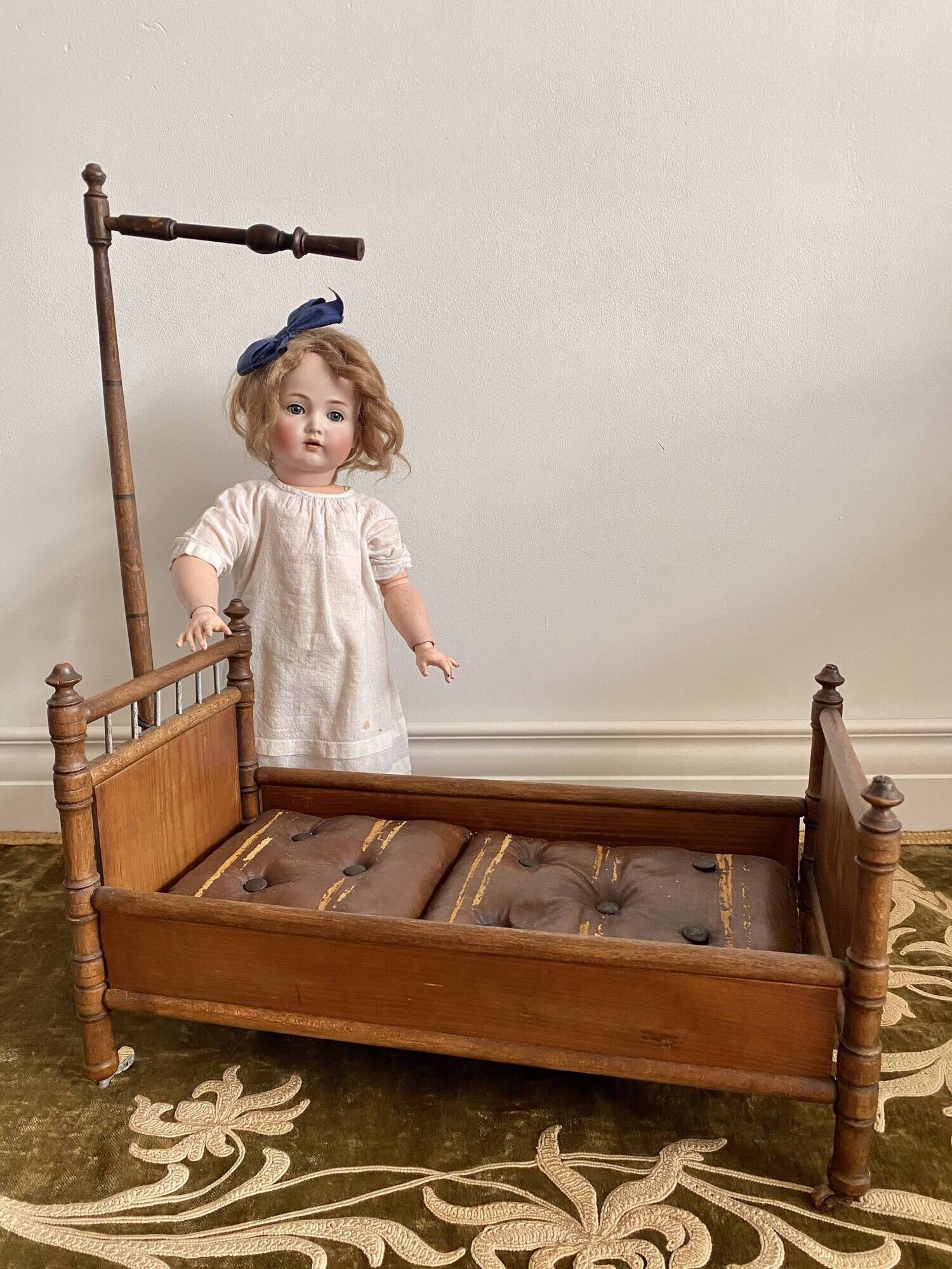 Ancien Lit De Poupée En Bois Vintage - Occasion, Pour Collection Ou Décoration - Meuble Miniature