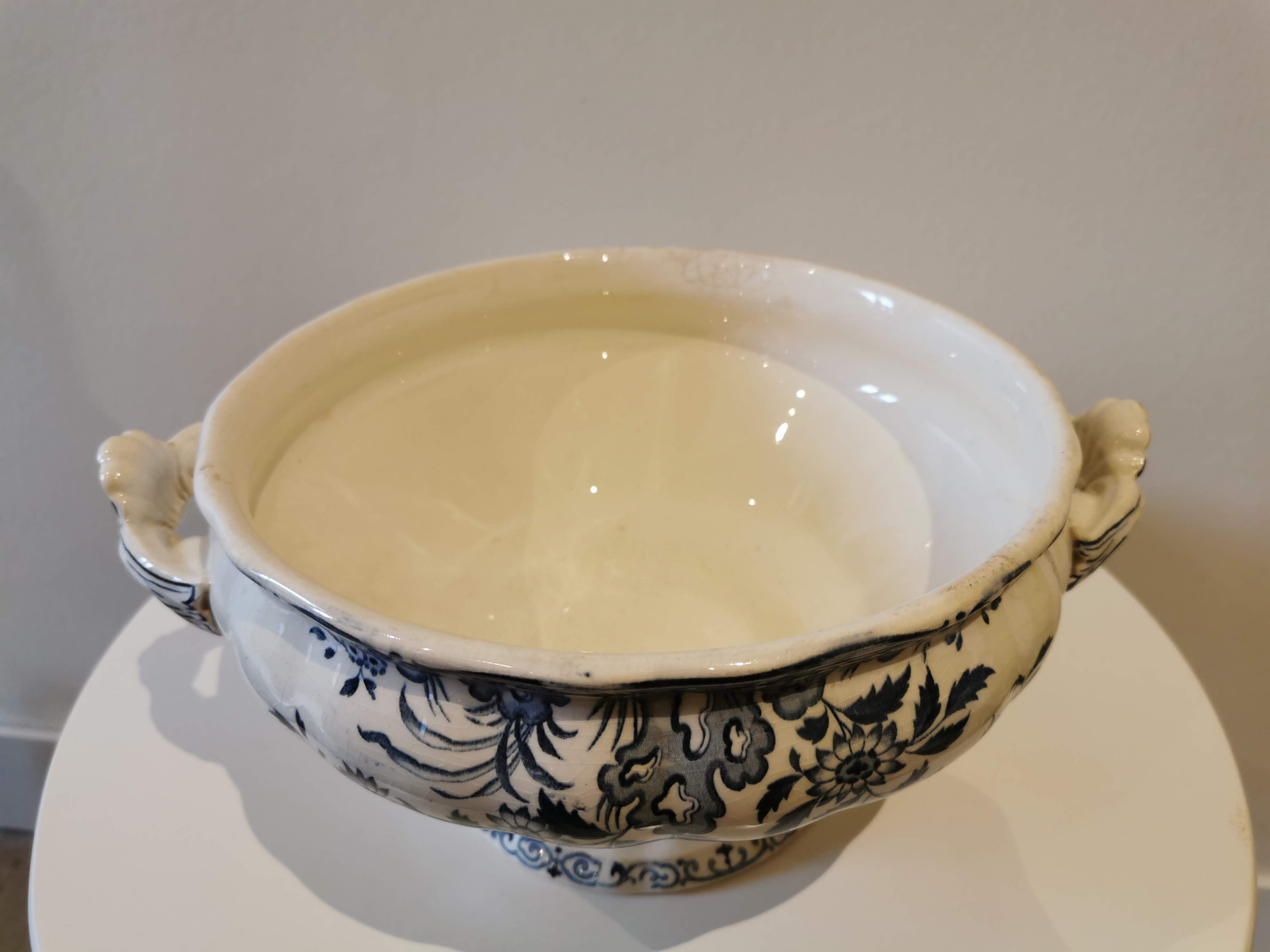 Soup pot Sarreguemines late nineteenth early twentieth century