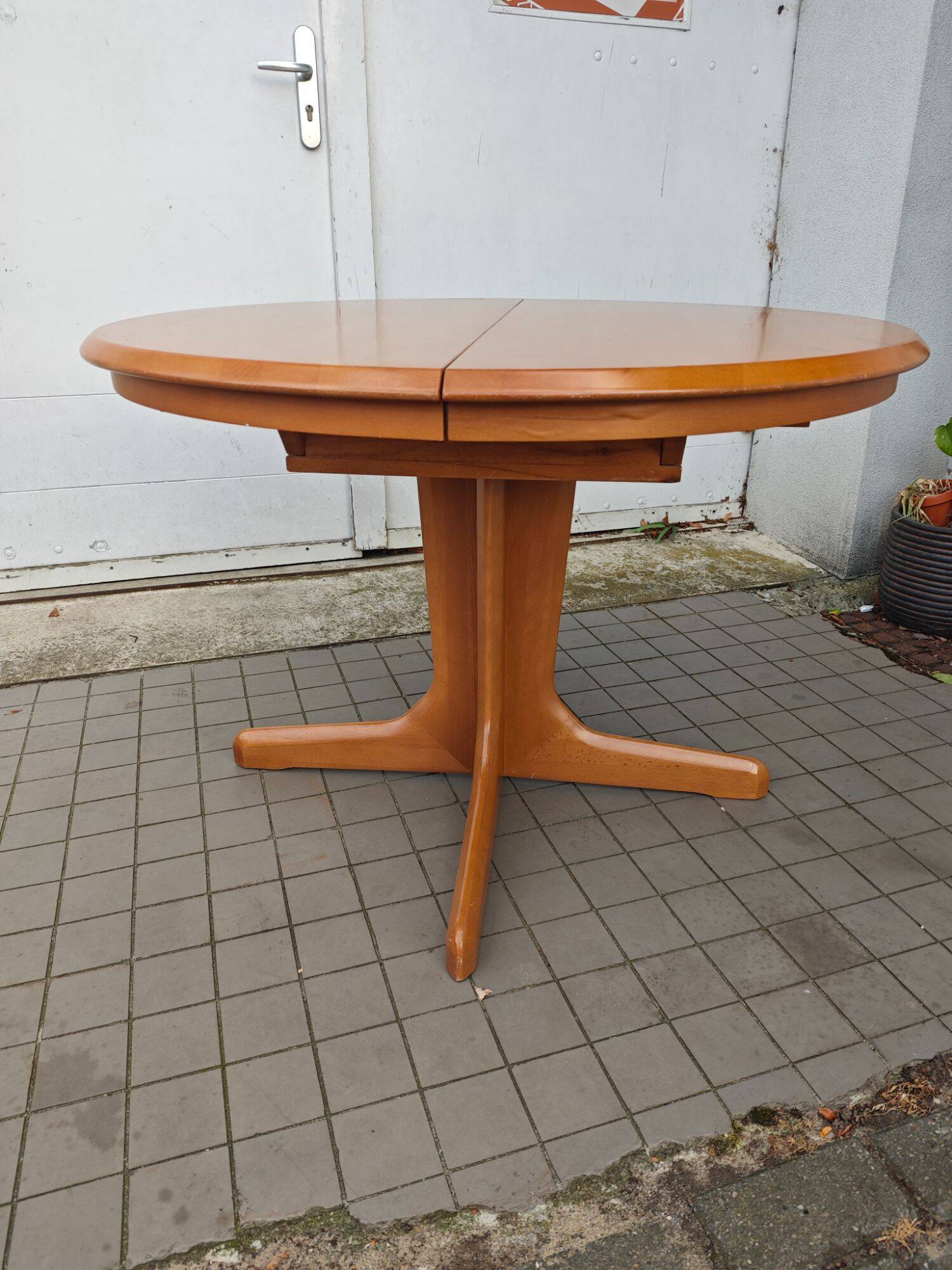 Vintage Round Extendable Dining Table - Wood - Extendable Table - Dining Table