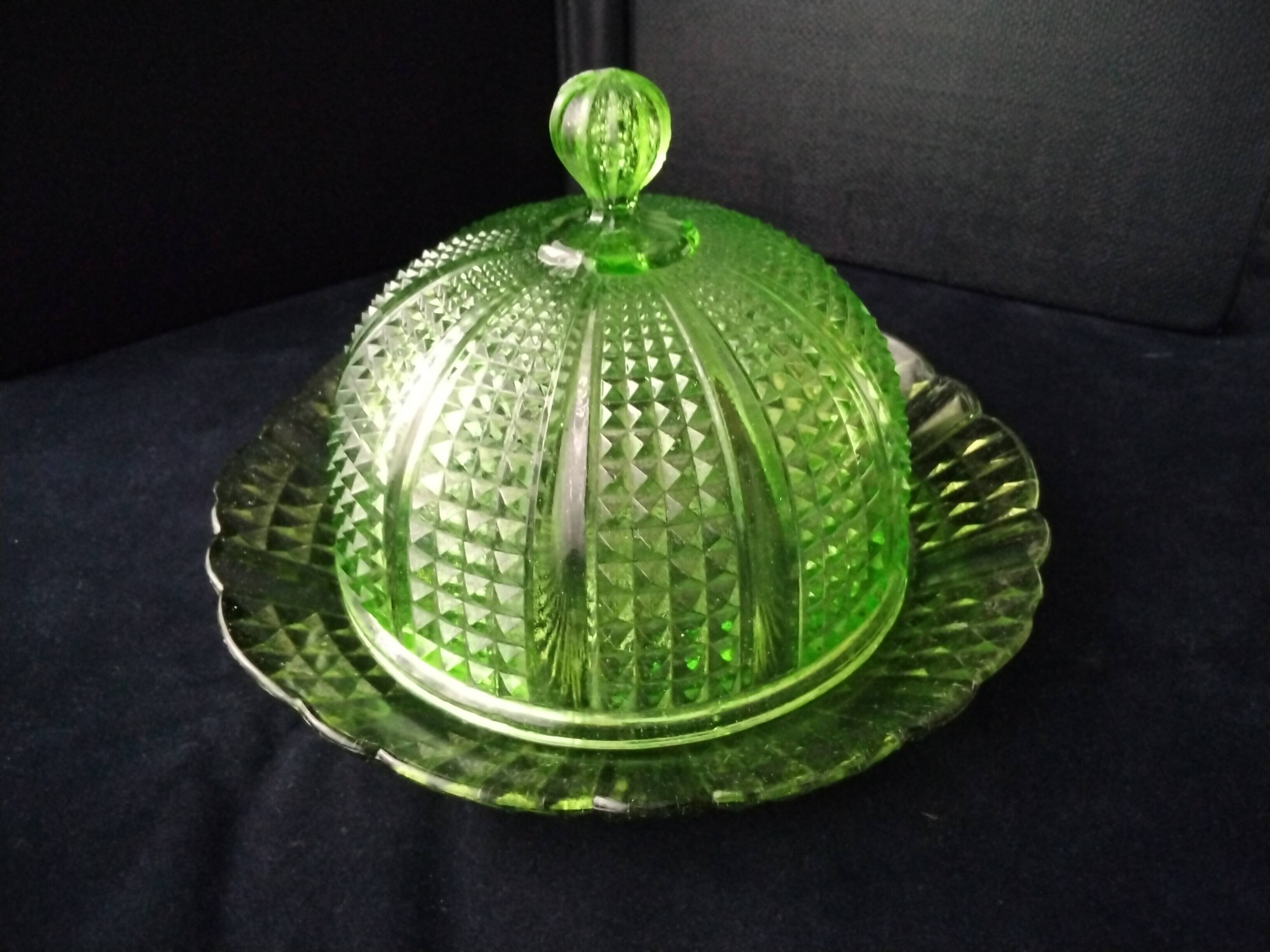 Cheese bell and its molded pressed glass tray