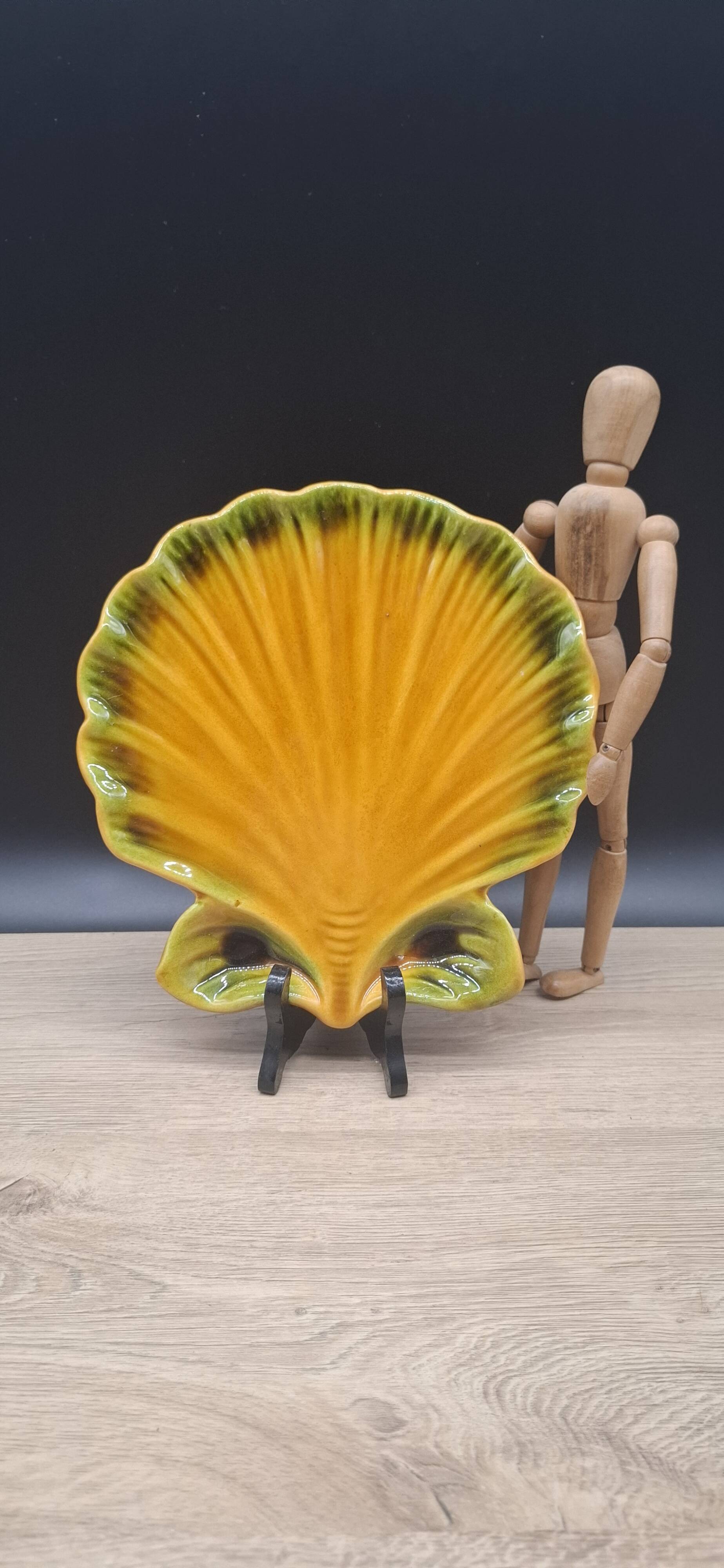 Vallauris dish with scallops and barbotine