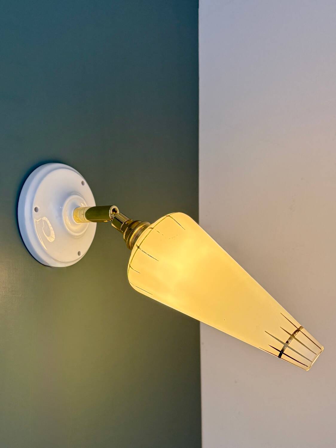 Vintage tulip wall lamp in white opaline with gold trim