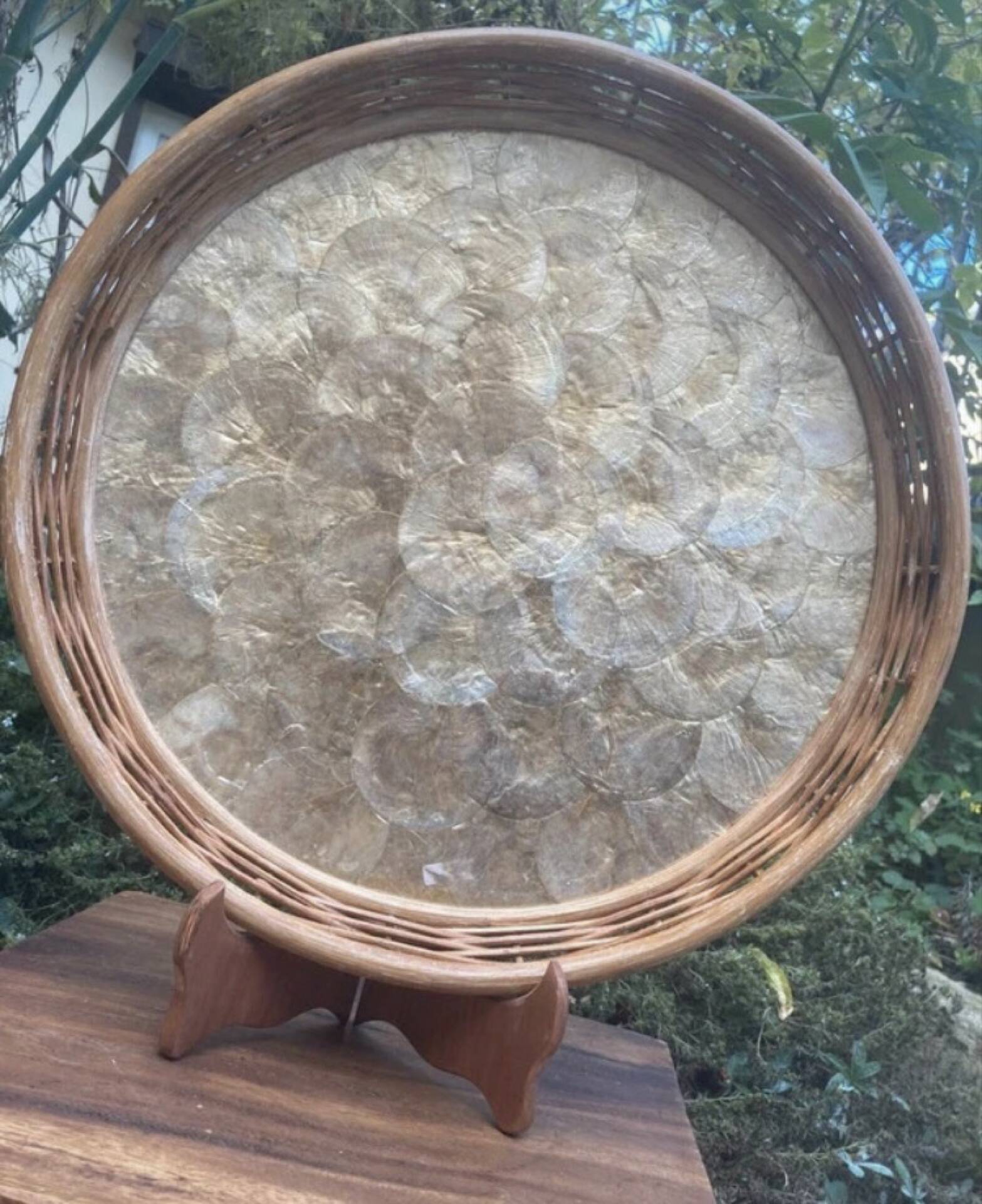 Mother-of-pearl plate