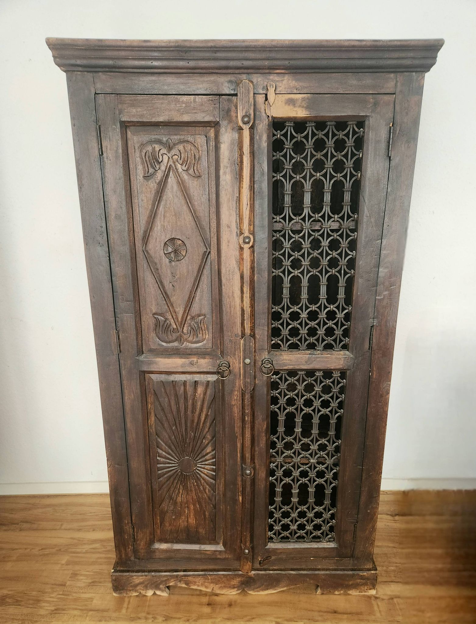 Massiv antik kolonial Schrank geschnitzt Holz Türen Gusseisen Gitter, Bali
