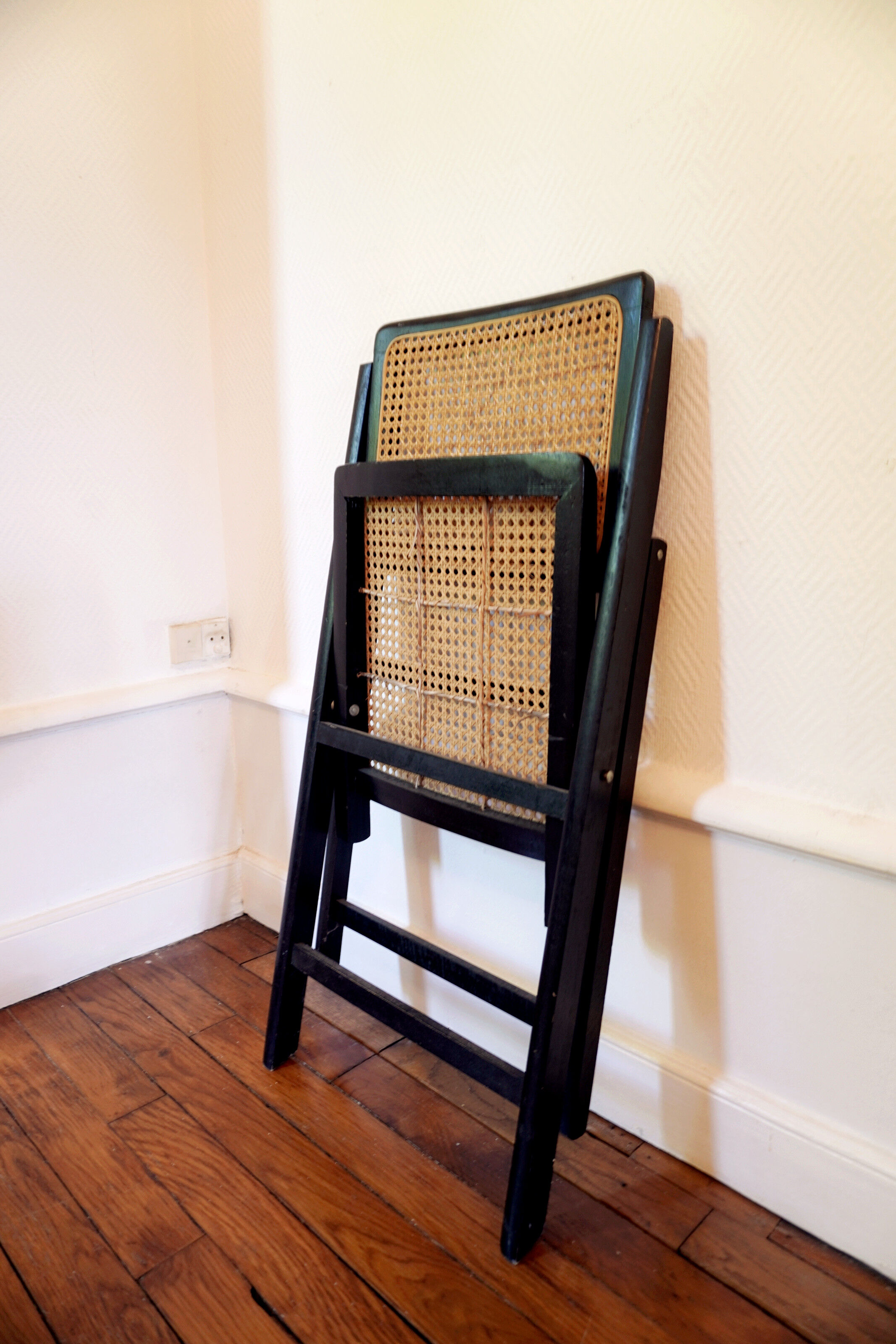 Vintage folding chair from the 60s wood and cannage