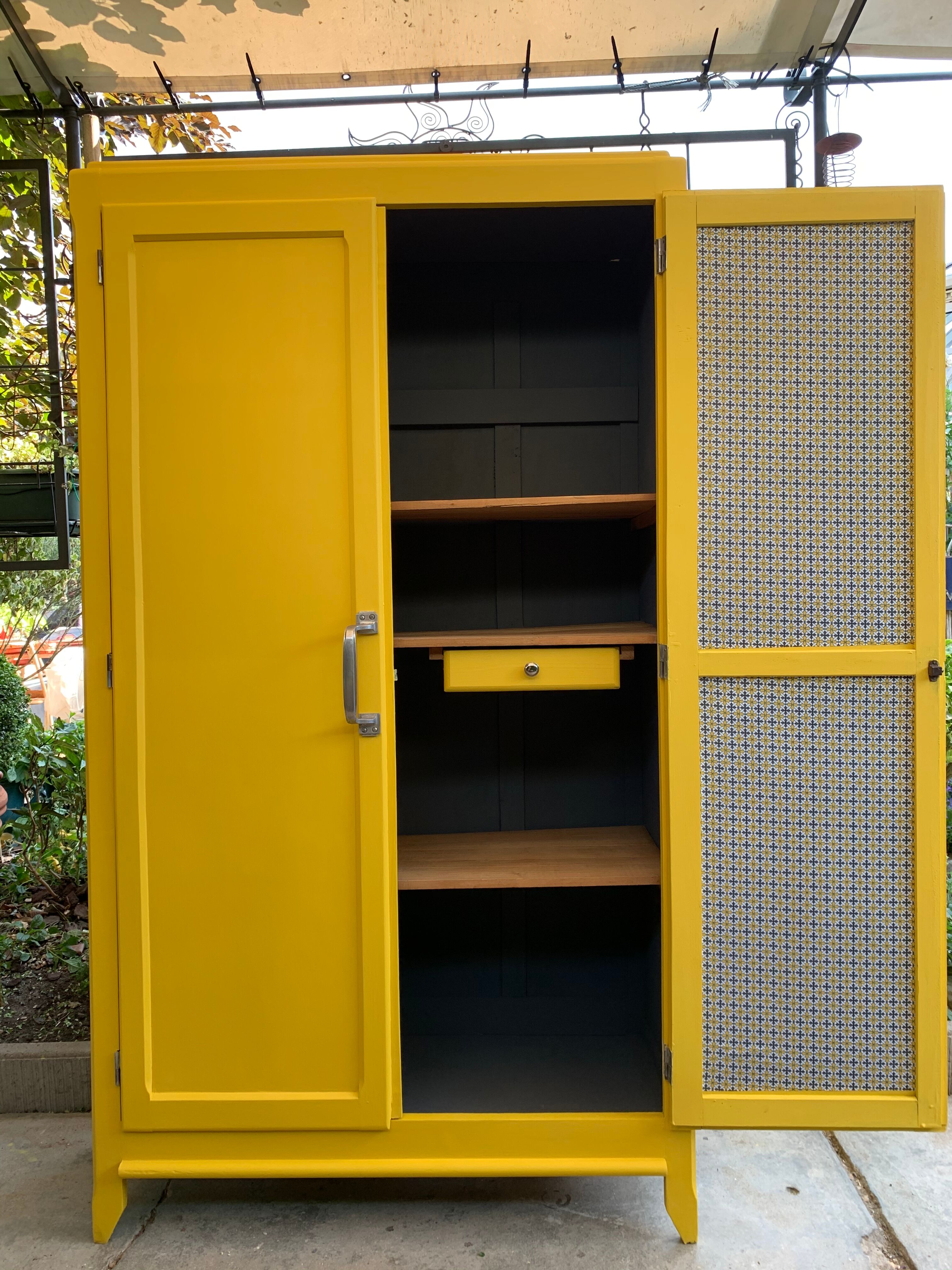 Armoire parisienne jaune poudrée 1950