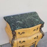 Commode galbée style Louis XV en marqueterie en loupe d'orme et bronze