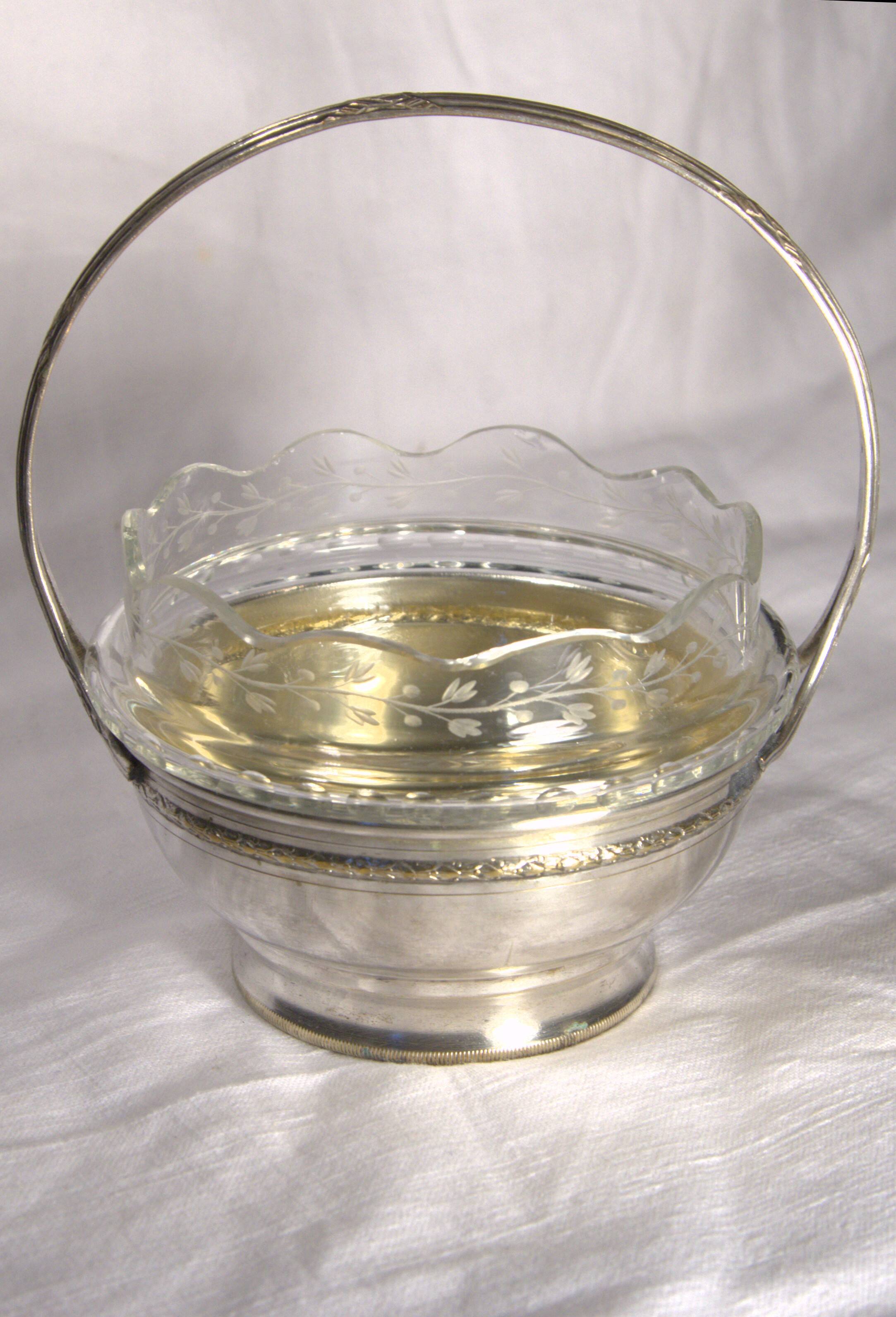 Small cut glass bowl with a handle in silver-plated metal, 13x14cm, early 20th century.