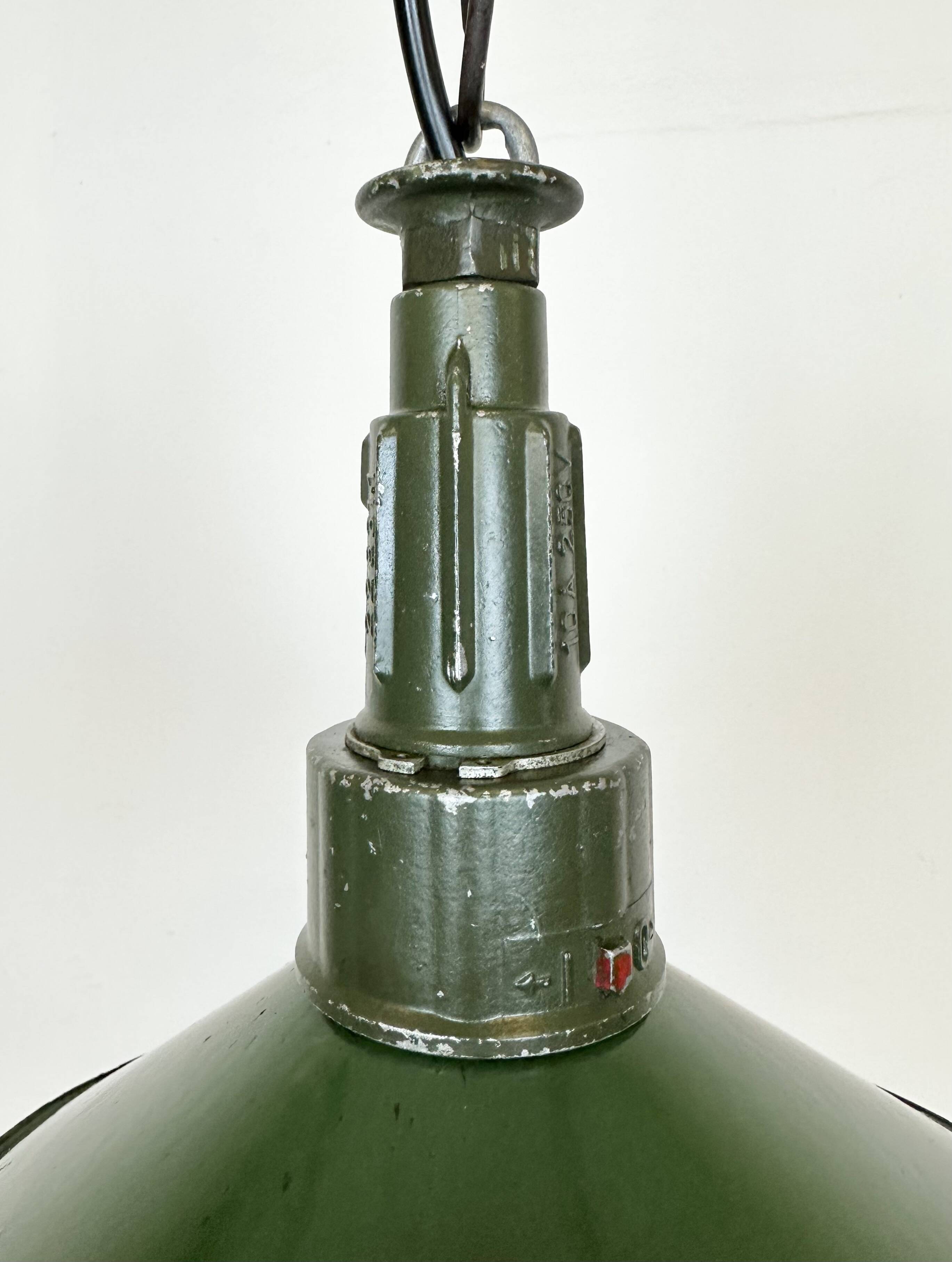 Industrial green enamel military pendant lamp with cast aluminium top, 1960s