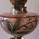 Lampe à pétrole fin xixème siècle montée sur colonne corinthienne.