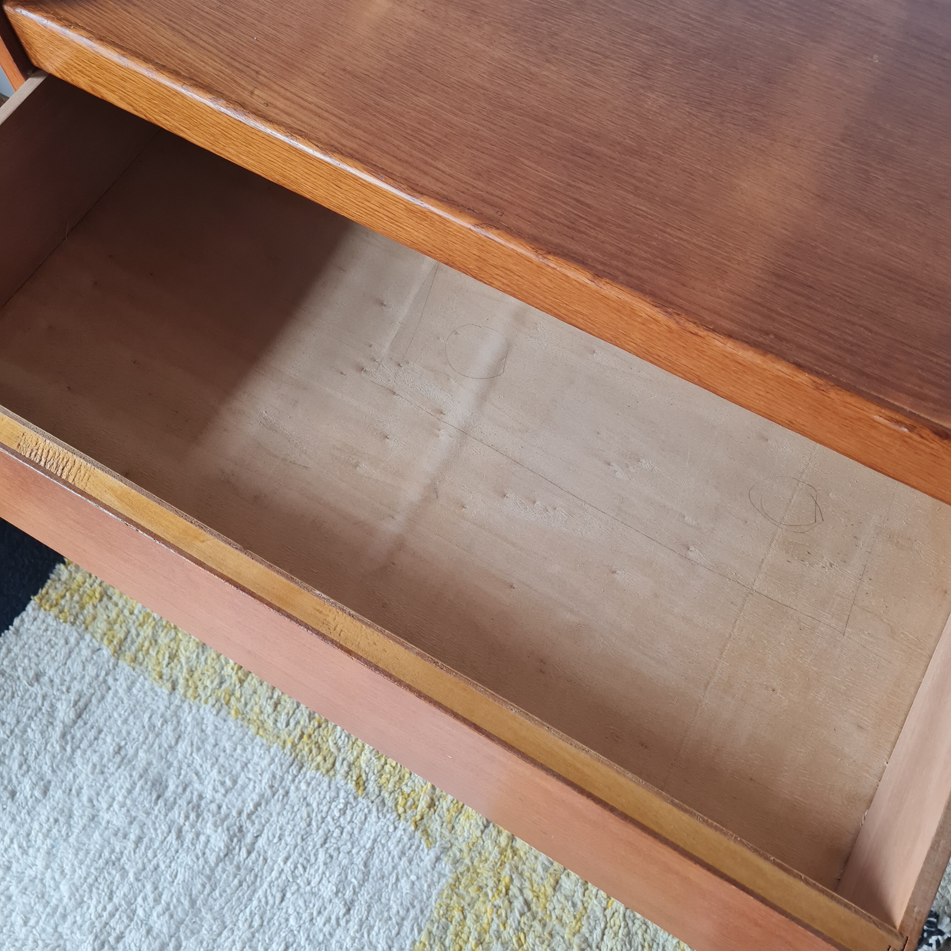 Commode vintage Mid-Century en chêne clair et tiroirs biseautés (1960)