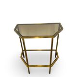 Table d'appoint italienne demi-hexagonale en laiton des années 1970.