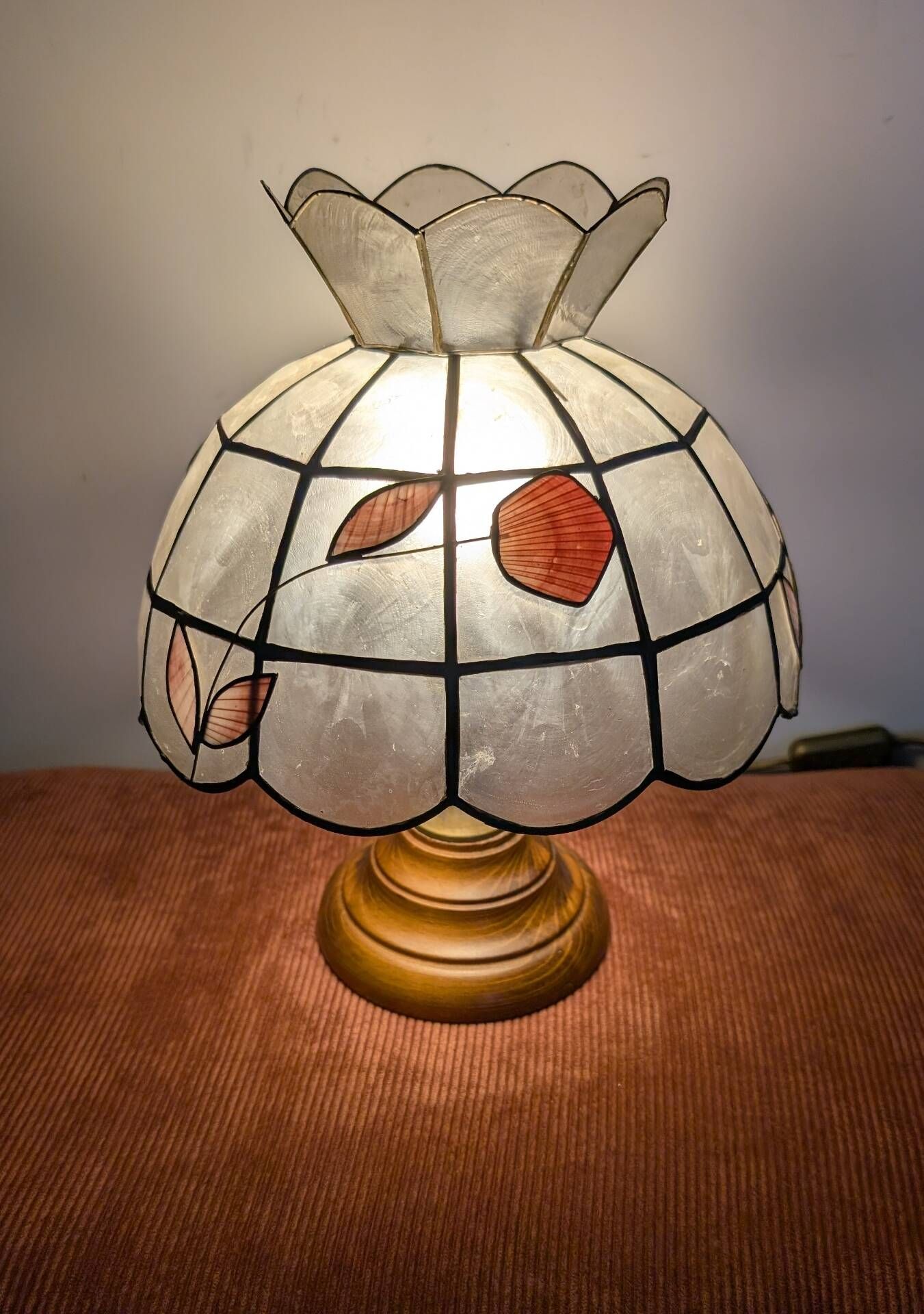 Vintage lamp in wood, brass and mother-of-pearl.