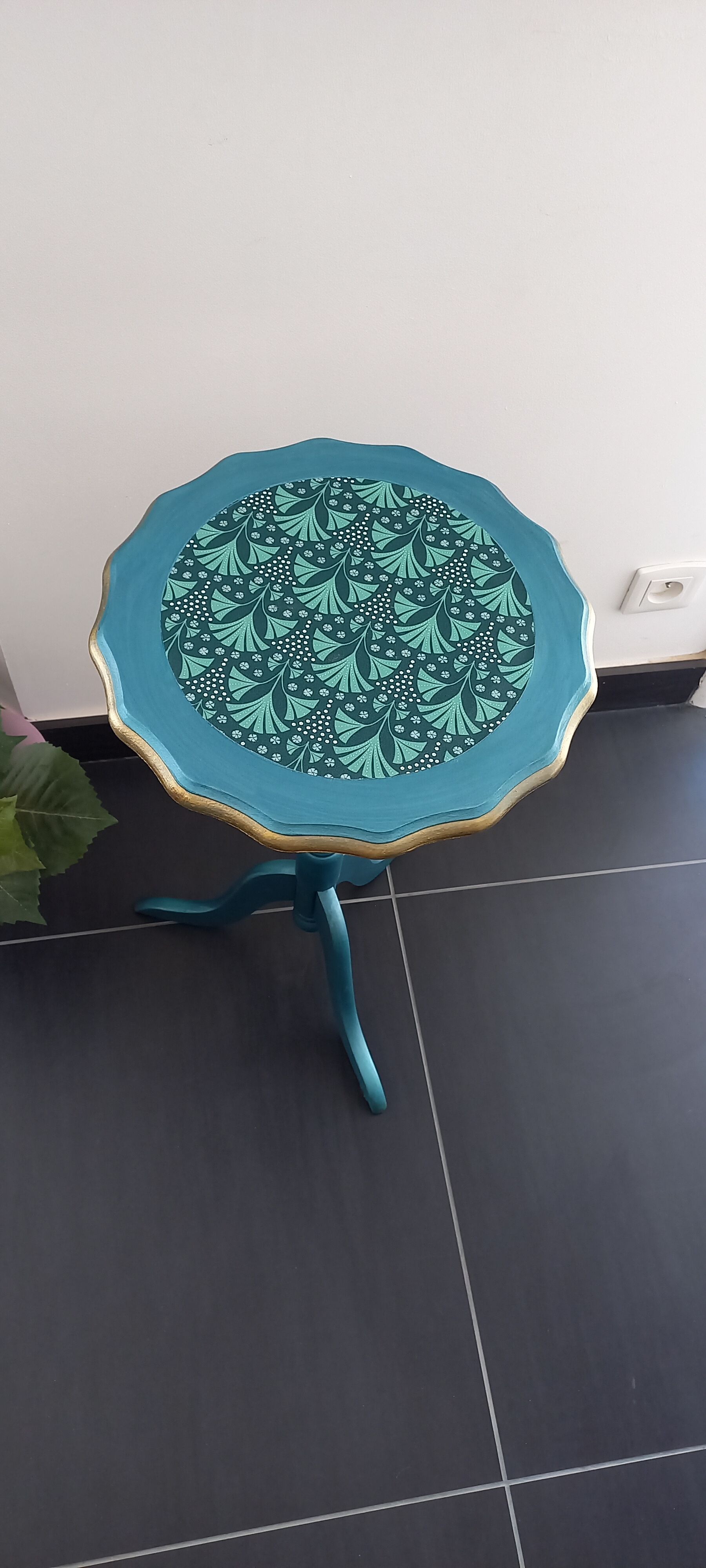 Vintage tripod pedestal table