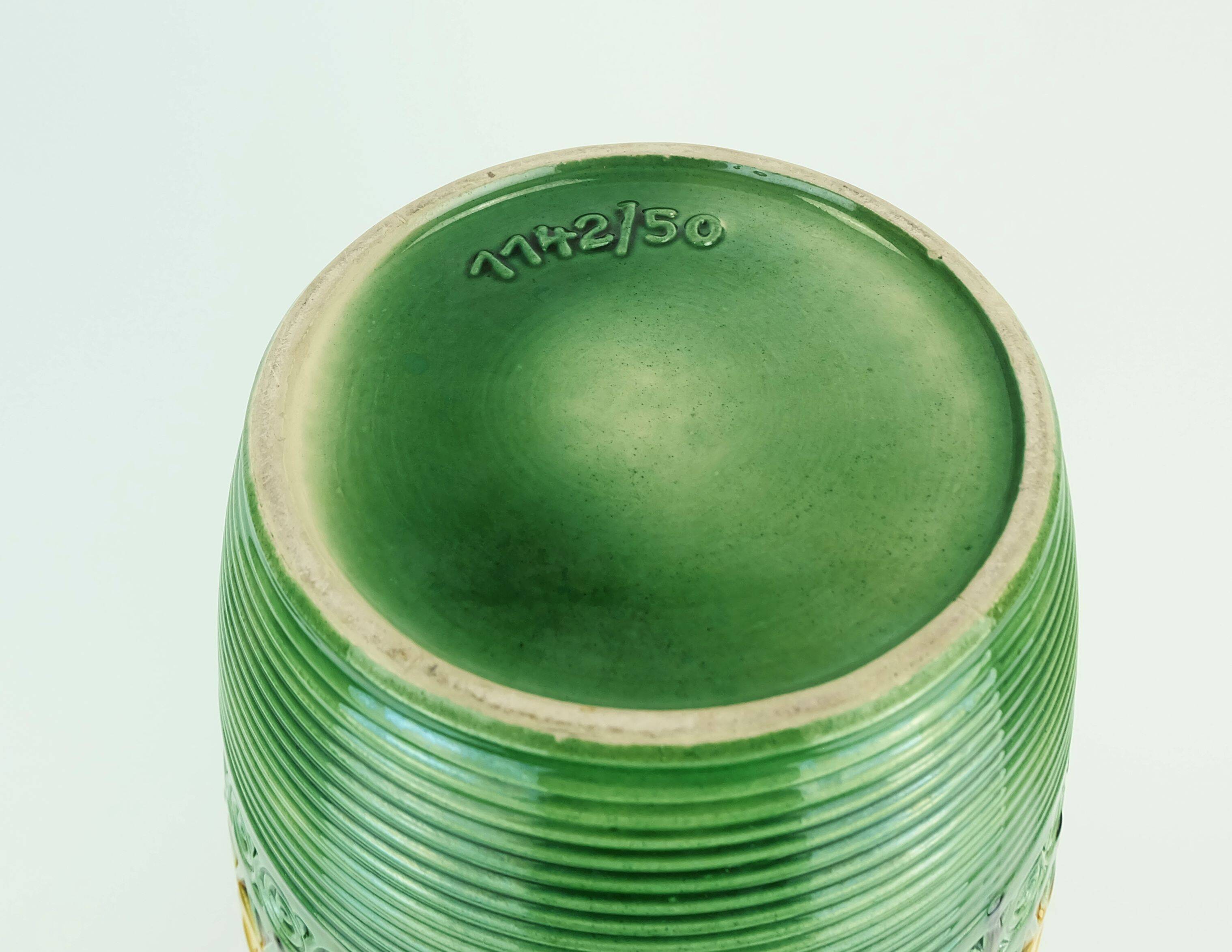 Vase de sol en céramique verte ocre à motif en relief des années 1960, modèle l1142-50