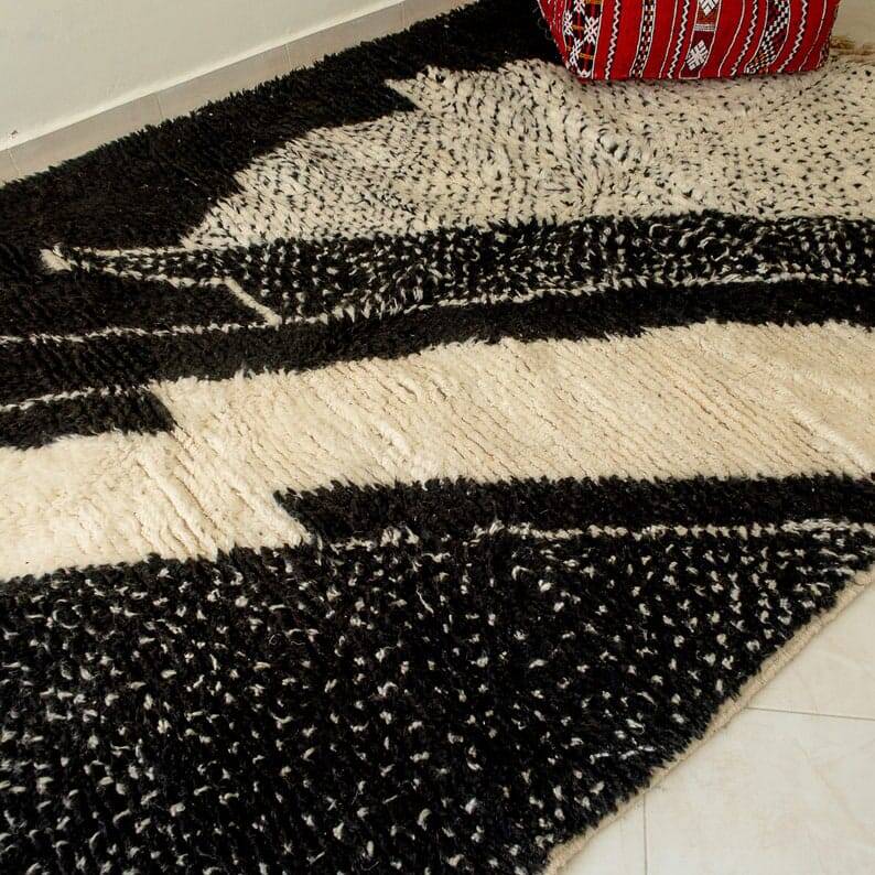 Traditional black and white Berber rug from the Oued Zam, size 140 x 260 cm