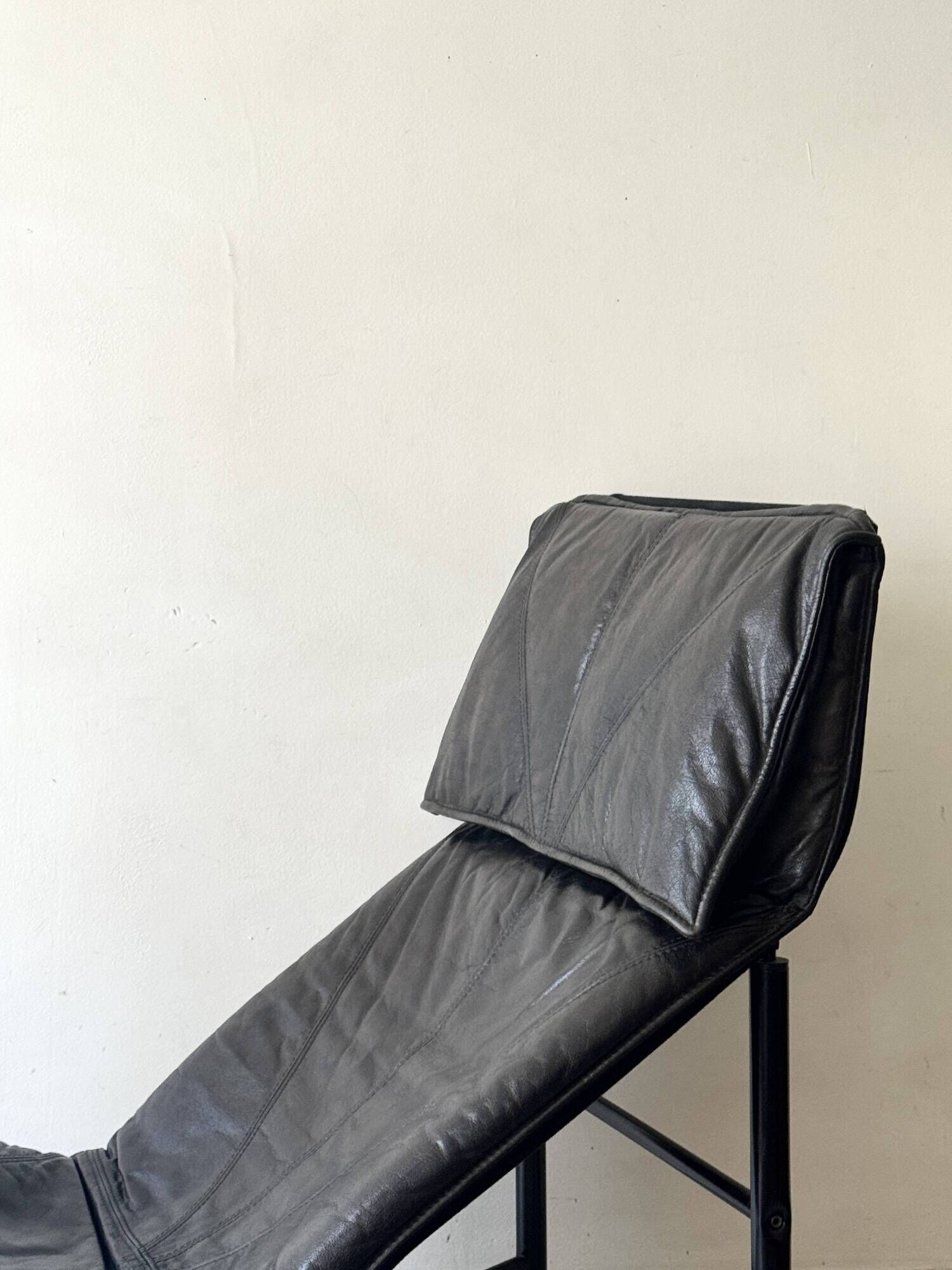 Scandinavian design chaise longue in black leather by Tord Björklund, Sweden 1970.