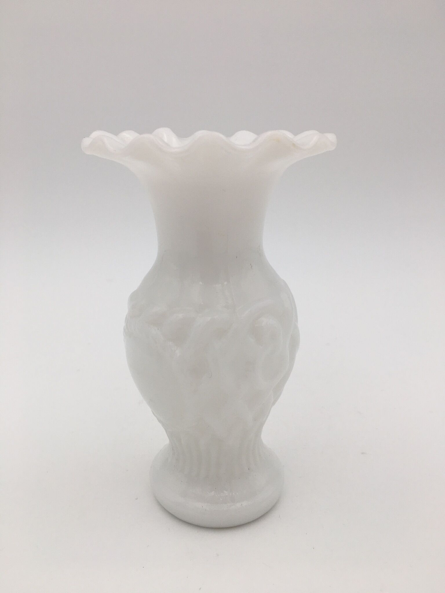 Vase ancien en opaline de foire, blanc, col corolle et décor médaillon 1900