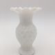 Vase ancien en opaline de foire, blanc, col corolle et décor médaillon 1900