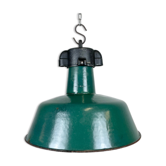 Lampe en émail vert industriel avec plateau en fonte, années 1960