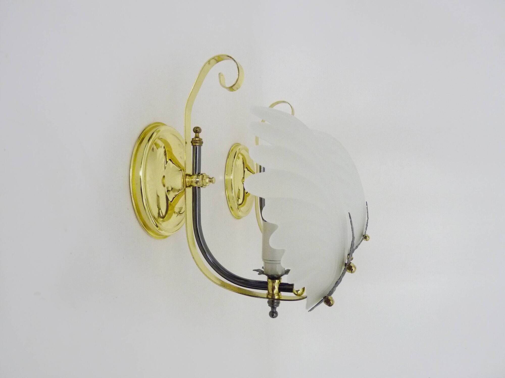 Pair of shell wall lights in glass and gold-plated metal. 1980s