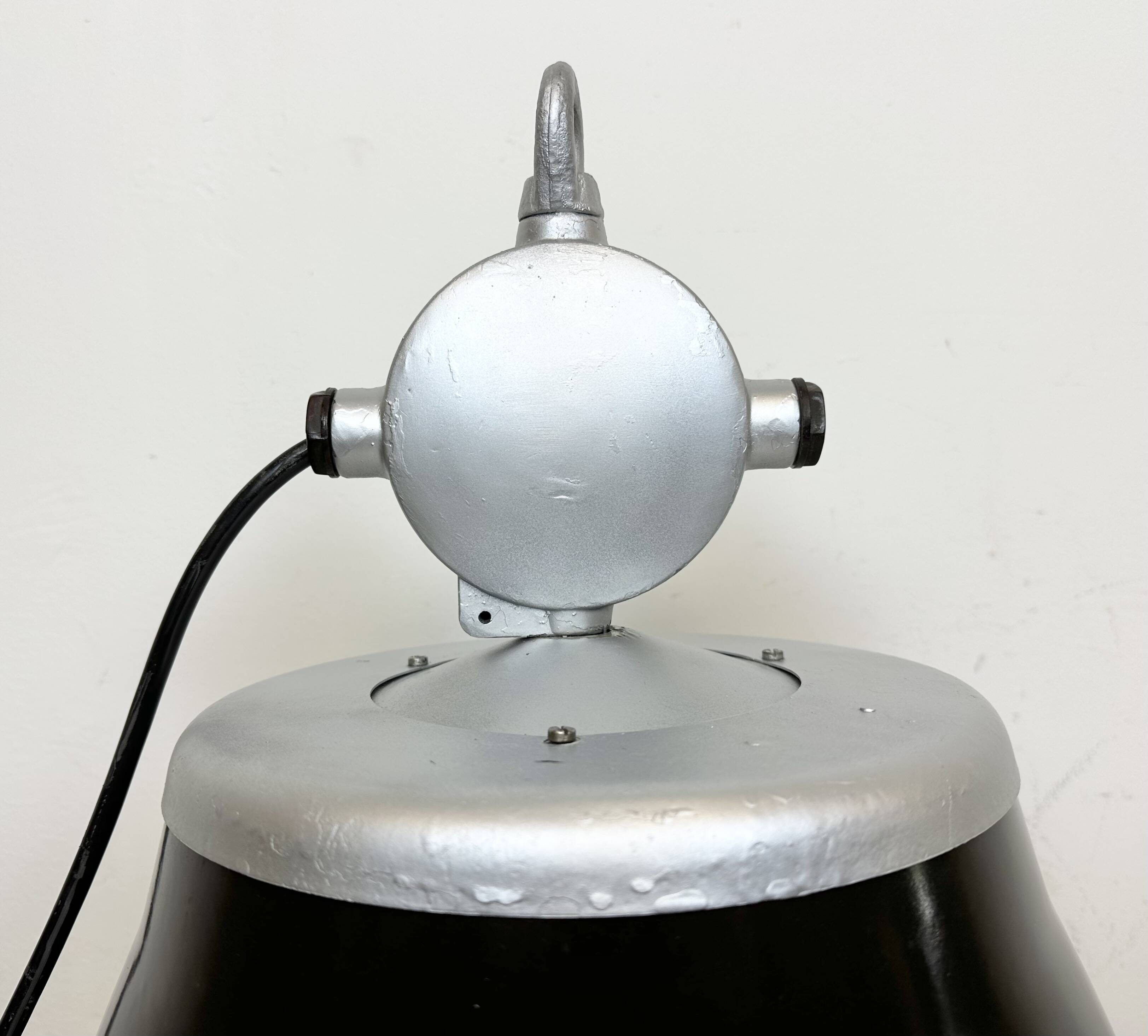 Suspension industrielle en émail noir, 1960s