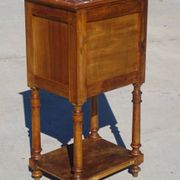 Meuble de chevet en noyer et marbre de style Louis XVI